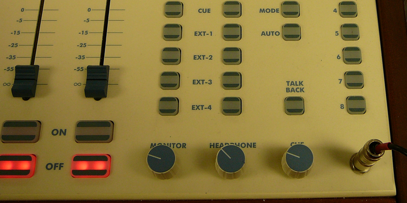 File:Headphone jack.png